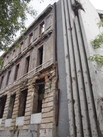 無数の穴が空いた建物2