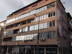 穴だらけの建物