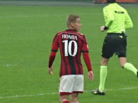試合中の本田選手2