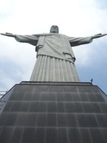 巨大なキリスト像下から