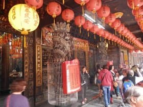 通りにある寺