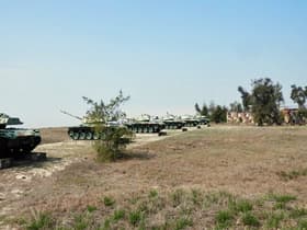 海側に戦車が見えます。