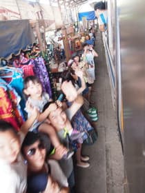 観光客が電車ギリギリのところで
