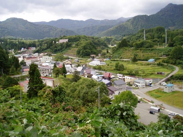 山間の場所にあります。