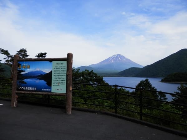 看板と一緒に