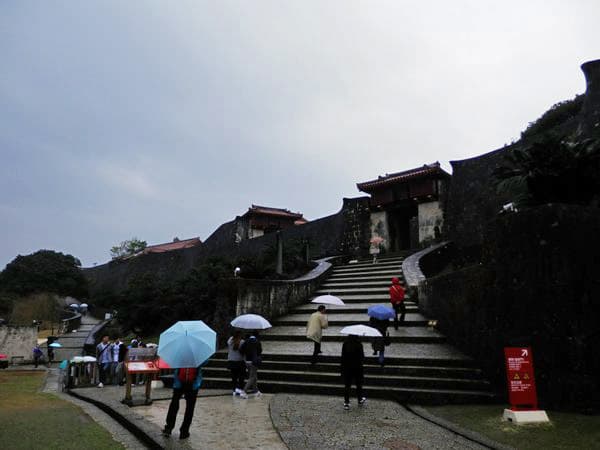 雨の首里城入口