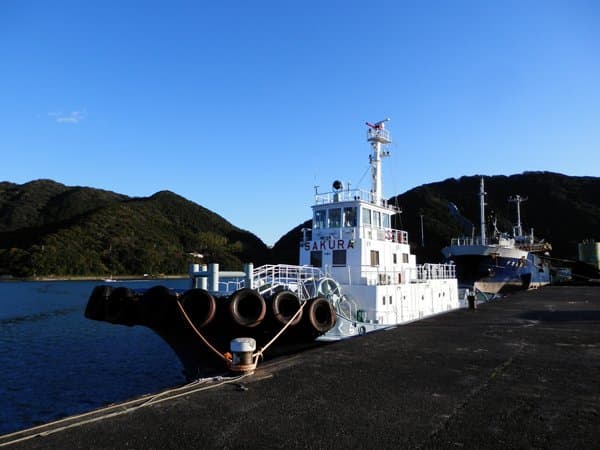 停泊中の船とタンカー