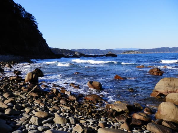 キャンプ場前の海岸