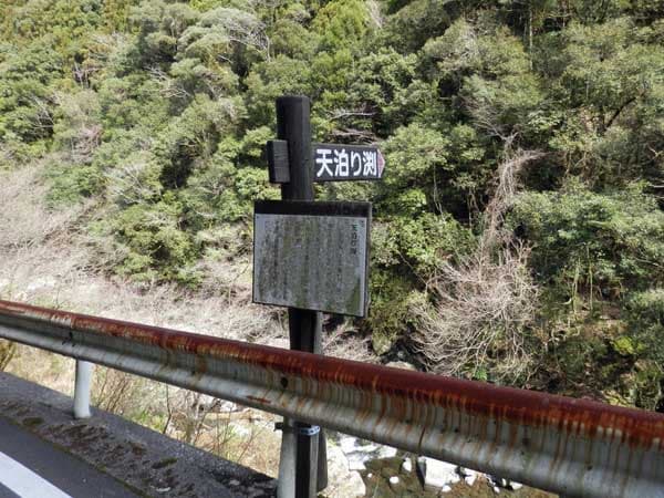 道路横の看板