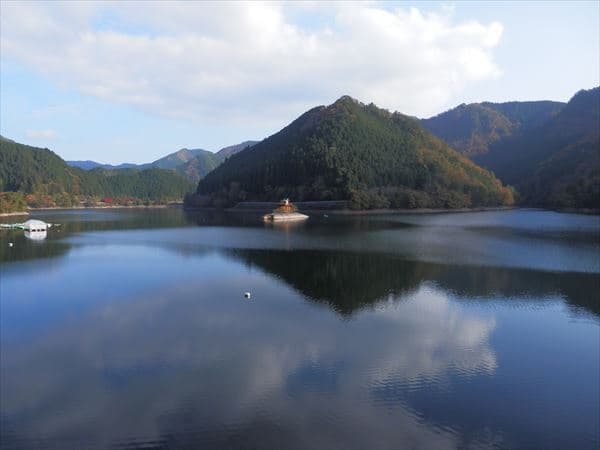 生野銀山湖上の祠