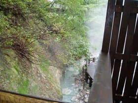横に川が流れています