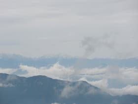 遠くに微かに山が
