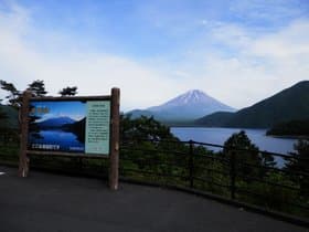 看板と一緒に