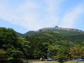 頂上の駅を望む