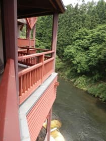 横に川が流れています