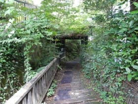 玄関への通路