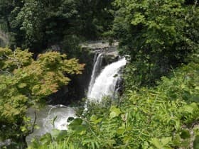 横にある滝