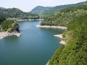 橋上流の景色