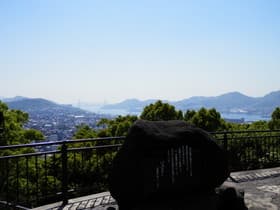 竜馬像前の石碑と景色