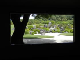 凝った額縁の庭園1