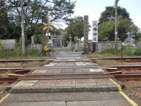 八幡さん参道の踏切