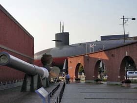 外部展示品と大きな潜水艦