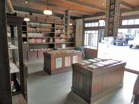 入った所の本屋
