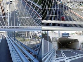 線路を下にトンネルを抜けます