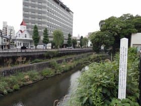 旧居跡から川の右側