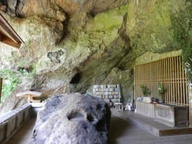 霊厳洞の中から