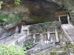 霊厳洞の外から