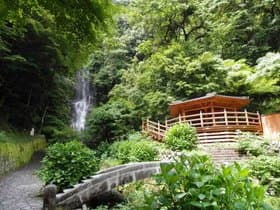 清水の滝と休憩所