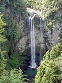 高台からの滝