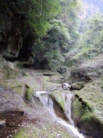 岩盤で固められたような川