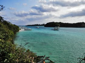 川平湾の遊歩道から