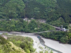 谷瀬の吊り橋全景