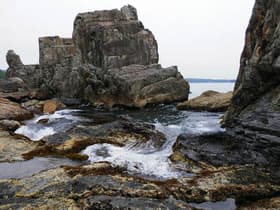 岩と岩の間を流れる海水