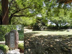 広い場所と丹鶴姫の碑