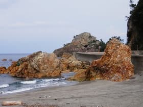 窓岩(反対側から)