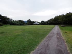 周りは広い公園