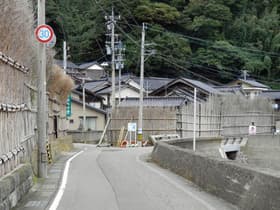道路沿いの間垣