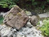 落ちてきた岩??