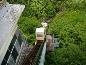 ケーブルカーで温泉まで