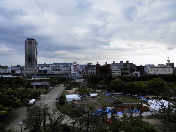 公園内の広場全景