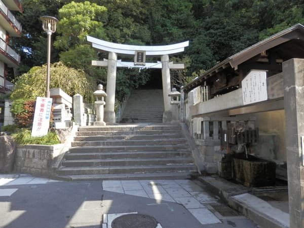 柿本神社の裏入口横です。