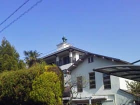 屋根の銅像
